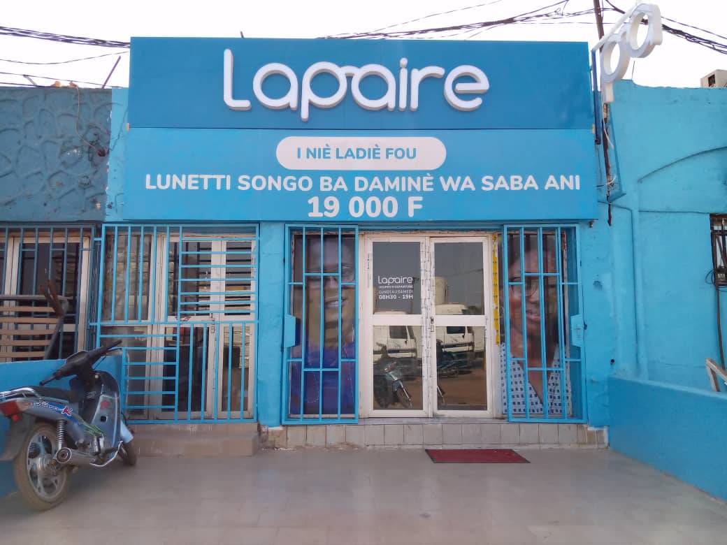 Lunetterie Lapaire Badalabougou avec vitrine contemporaine et signalétique professionnelle