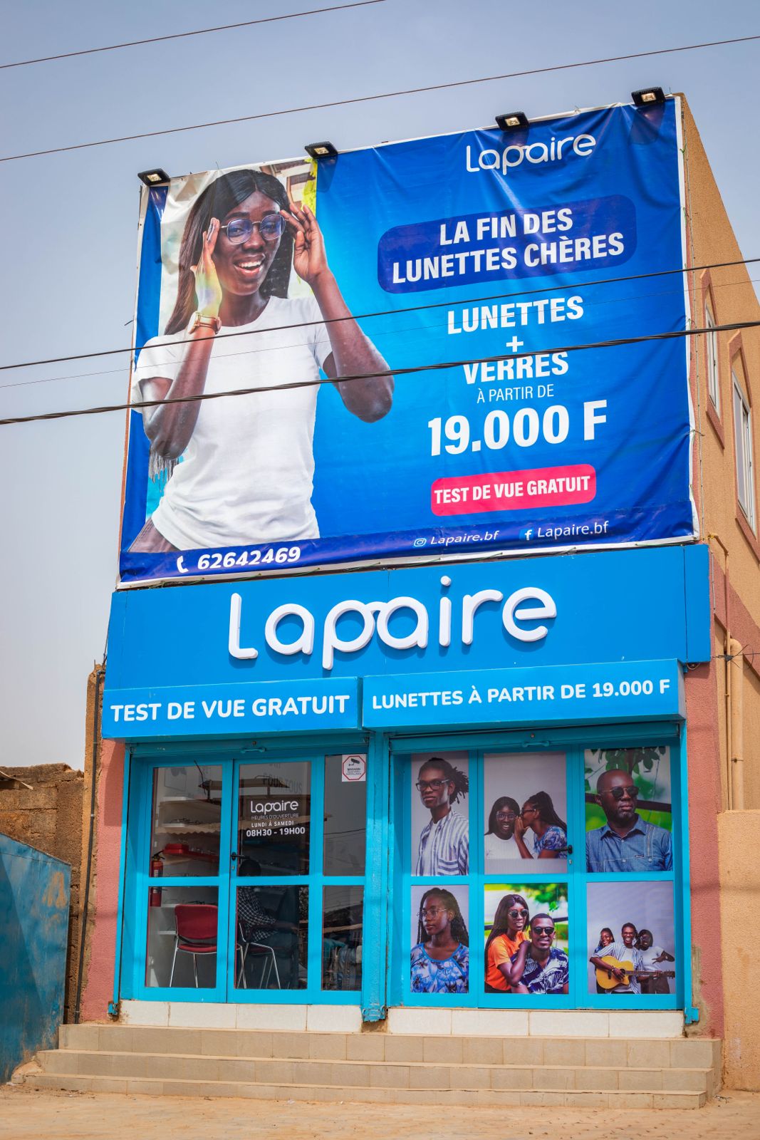 Agence Lapaire Bonheur Ville Burkina Faso avec façade élégante et grande affiche commerciale
