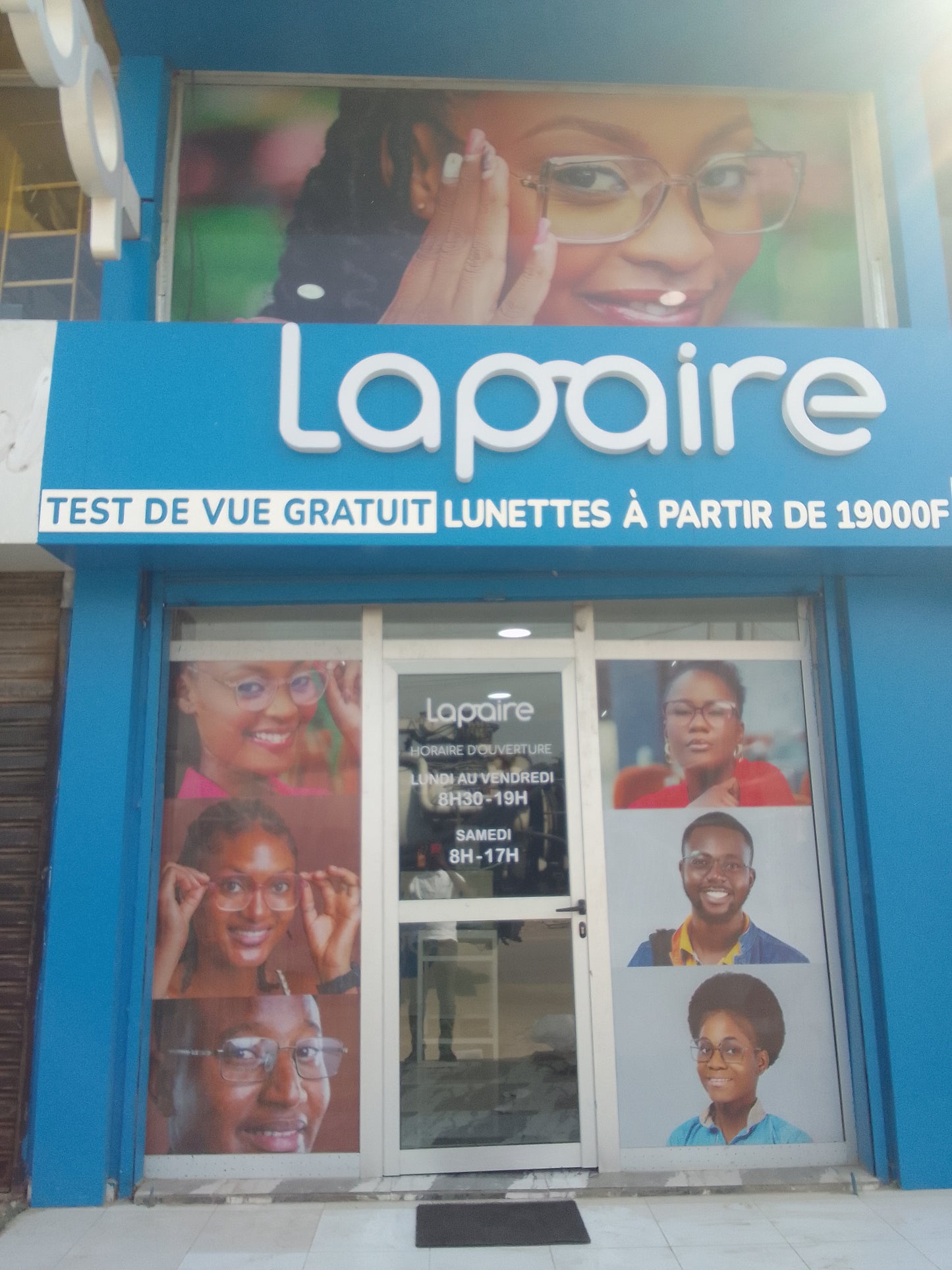Agence Lapaire Marcory Côte d'Ivoire avec de belles images sur la façade
