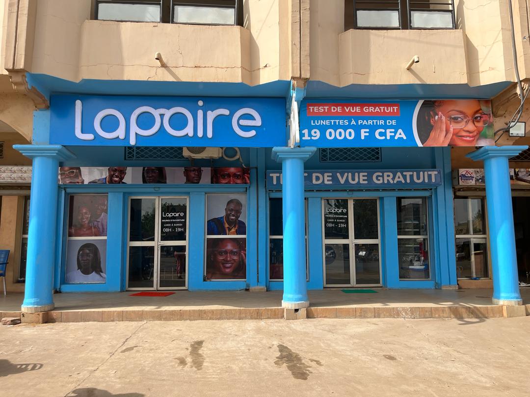Agence Lapaire Sotuba avec grandes baies vitrées et logo bien visible